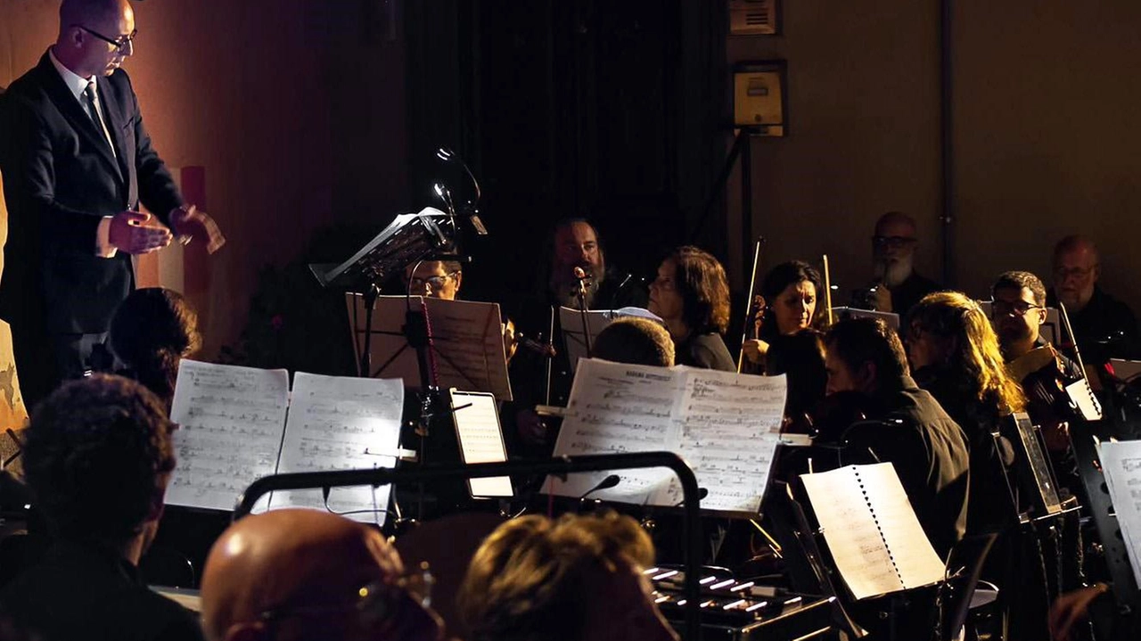 Il maestro Antonio Bellandi mentre dirige la Puccini Chamber Orchestra Il maestro Antonio Bellandi mentre dirige la Puccini Chamber Orchestra