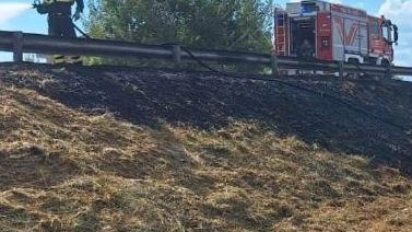 Vigili del fuoco di Prato domano incendio di sterpaglie lungo via Melis, con interruzione temporanea della circolazione per garantire la sicurezza stradale. Vigili del fuoco di Prato domano incendio di sterpaglie lungo via Melis, con interruzione temporanea della circolazione per garantire la sicurezza stradale.