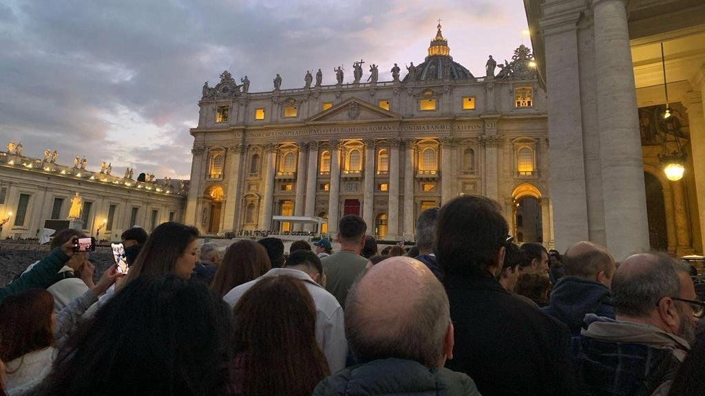 In fila in San Pietro: "Ho pianto davanti alle sue scarpe nere" . L’emozione infinita