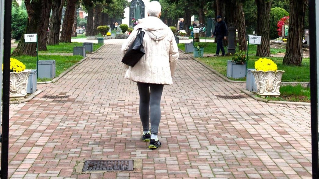 Furti ripetuti al cimitero di Altopascio: cittadini esasperati per il furto di oggetti di valore affettivo. Telecamere e custodi richiesti per proteggere la sacralità del luogo. Furti ripetuti al cimitero di Altopascio: cittadini esasperati per il furto di oggetti di valore affettivo. Telecamere e custodi richiesti per proteggere la sacralità del luogo.