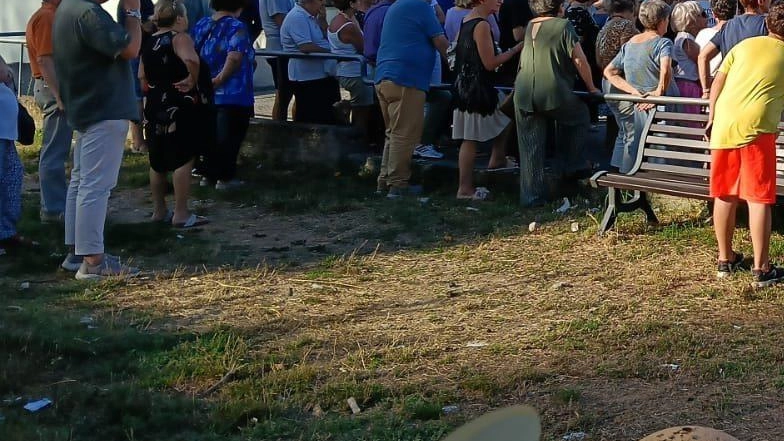Il sit in davanti al distretto