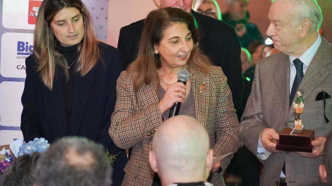 La presidente dell’Associazione Lucchesi nel mondo, Ilaria Del Bianco, ricorda le origini anche lucchesi di Papa Francesco