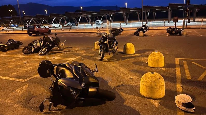 I ciclomotori e le moto buttate a terra dall’utente esagitato uscito dall’ospedale I ciclomotori e le moto buttate a terra dall’utente esagitato uscito dall’ospedale