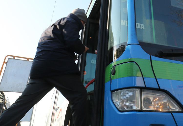 Voleva il monopattino a bordo del bus, minacce di morte e insulti contro l’autista