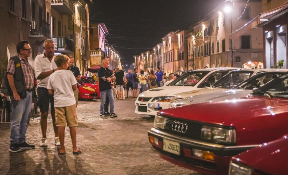cascina scalda i motori oltre 150 auto storiche e del cinema esposte in corso