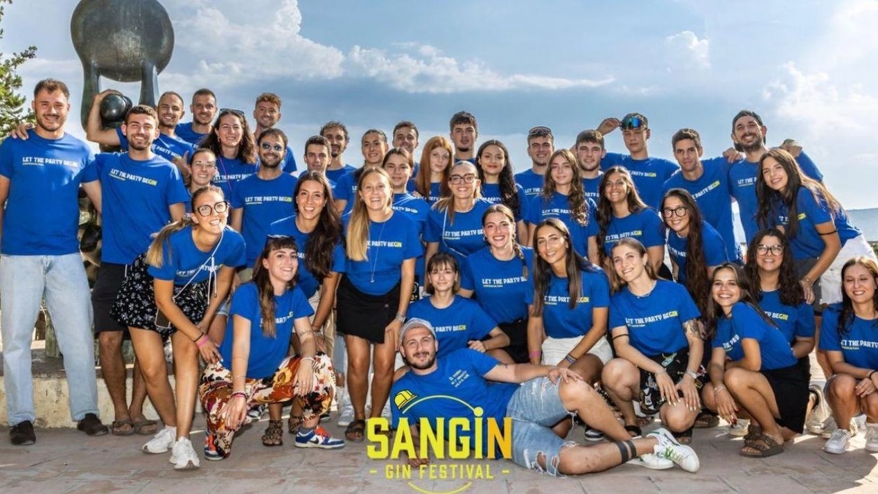 Il 'SanGin Festival' a San Gimignano ha registrato un grande successo con il parco della Rocca strapieno di pubblico per due serate dedicate al Gin. Presentazioni di produttori italiani, miscelazioni, musica e stuzzichini hanno reso l'evento unico in Toscana. Possibile ampliamento in futuro fino a piazza delle Erbe per diventare un'eccellenza locale. Il 'SanGin Festival' a San Gimignano ha registrato un grande successo con il parco della Rocca strapieno di pubblico per due serate dedicate al Gin. Presentazioni di produttori italiani, miscelazioni, musica e stuzzichini hanno reso l'evento unico in Toscana. Possibile ampliamento in futuro fino a piazza delle Erbe per diventare un'eccellenza locale.