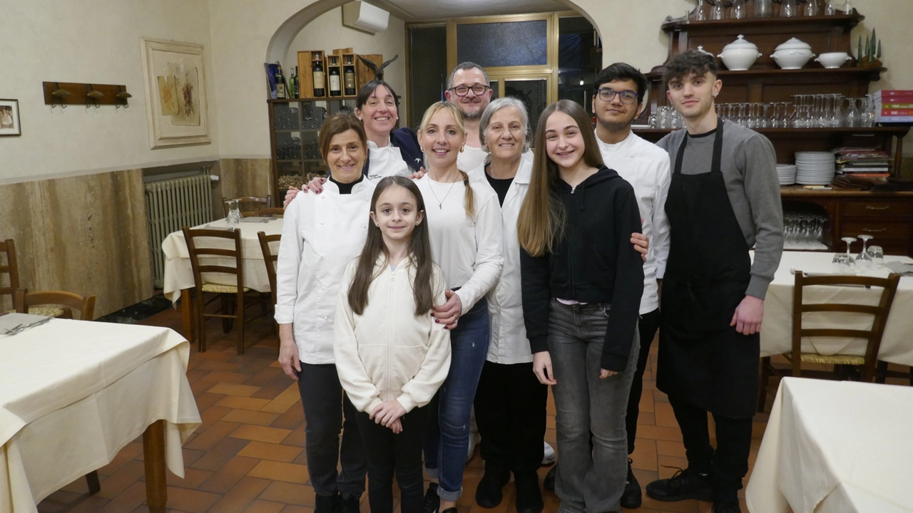 Valerio Martini, settima generazione alla guida del ristorante in piazza XX Settembre a Poggio a Caiano, che oggi gestisce insieme alla moglie Letizia Conti. Nella foto grande la brigata e le figlie. Sotto il titolare e chef con la moglie