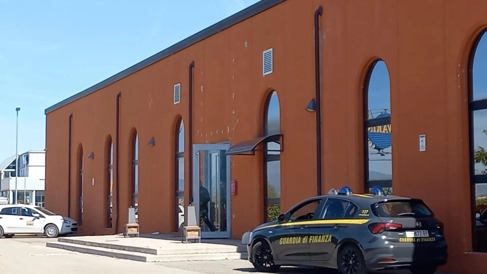 La Guardia di finanza nella sede di Sogepu e, nel riquadro, Cristian Goracci La Guardia di finanza nella sede di Sogepu e, nel riquadro, Cristian Goracci