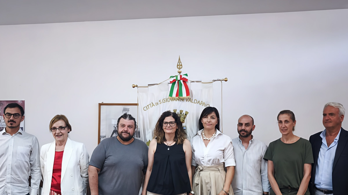 L’intervento è stato presentato dal sindaco. Vadi, dall’assessore. Ermini, il Roggi e Raffaelli di Arezzo Casa e il. responsabile dei servizi sociali. Rossi L’intervento è stato presentato dal sindaco. Vadi, dall’assessore. Ermini, il Roggi e Raffaelli di Arezzo Casa e il. responsabile dei servizi sociali. Rossi