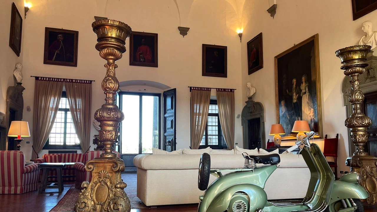 Il salone di ingresso della villa di Varramista dove ad accogliere i visitatori troviamo una Vespa della prima produzione Piaggio Il salone di ingresso della villa di Varramista dove ad accogliere i visitatori troviamo una Vespa della prima produzione Piaggio