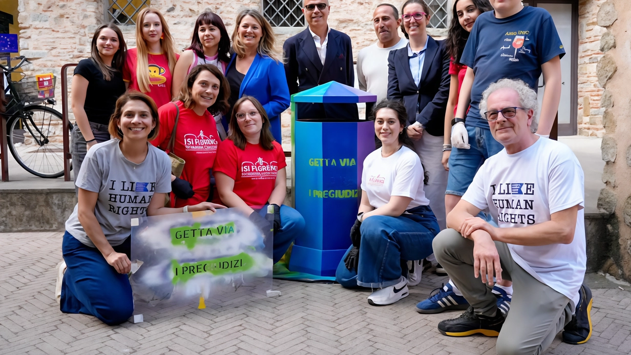 "È ripartito ufficialmente il progetto “Getta via i pregiudizi”, ideato dalla Robert F. Kennedy Human Rights Italia in collaborazione con... "È ripartito ufficialmente il progetto “Getta via i pregiudizi”, ideato dalla Robert F. Kennedy Human Rights Italia in collaborazione con...