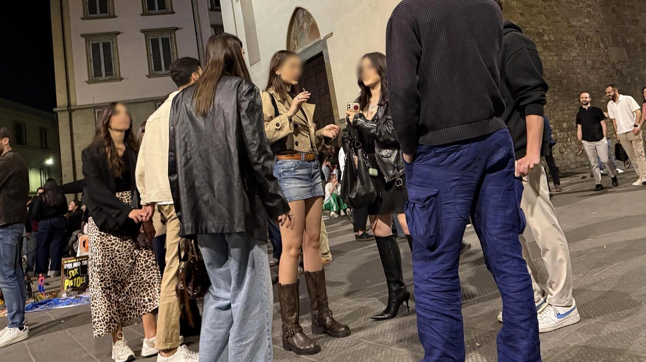 Un venerdì sera in centro, da Sant’Ambrogio a Santa Croce, passando per le vie più interne e riparate. Divisi in gruppetti per età e nazionalità, bottiglie alle mani e non solo: "Gira ogni tipo di droga". Un venerdì sera in centro, da Sant’Ambrogio a Santa Croce, passando per le vie più interne e riparate. Divisi in gruppetti per età e nazionalità, bottiglie alle mani e non solo: "Gira ogni tipo di droga".