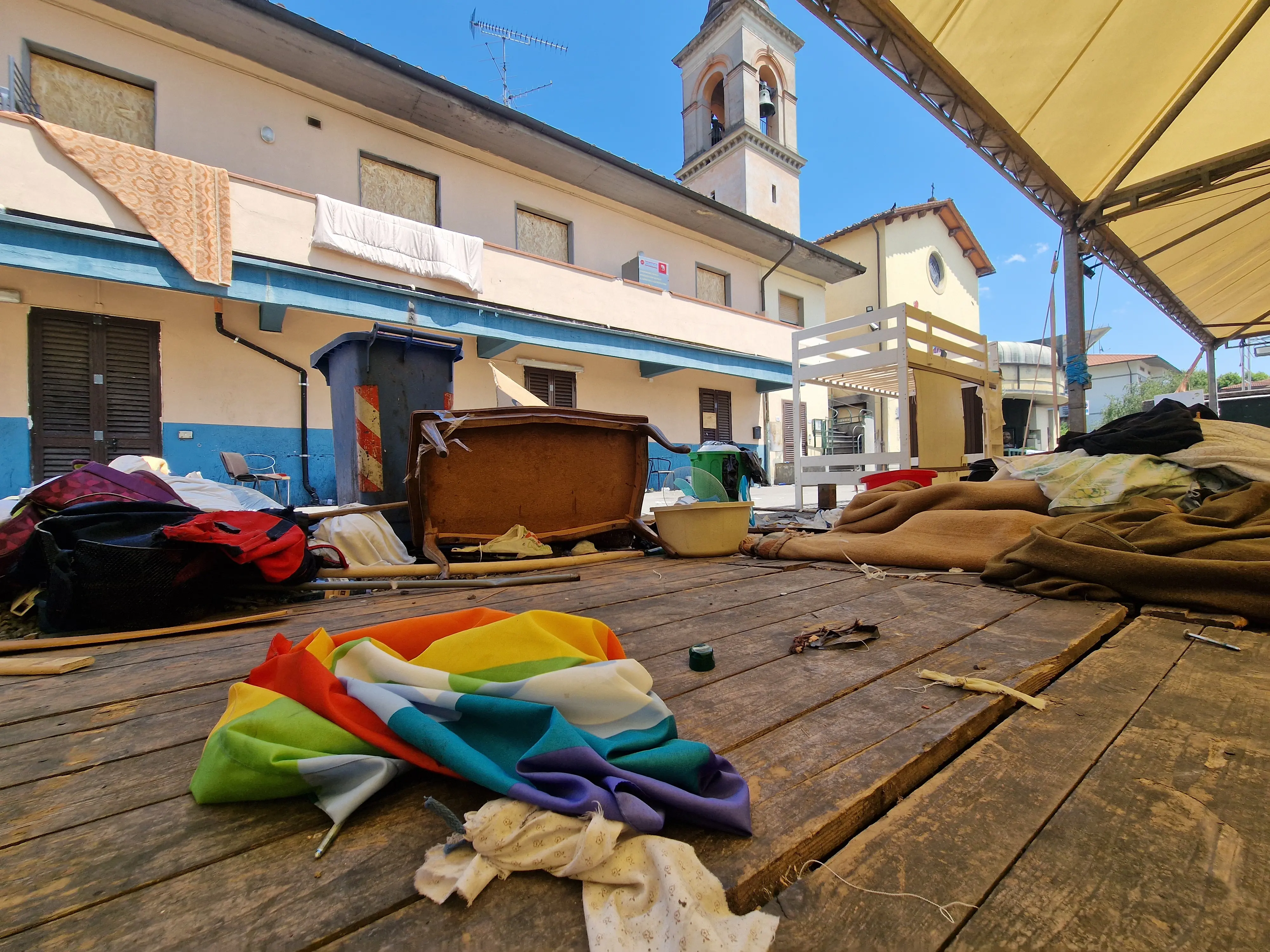 Vicofaro, cala il sipario. La struttura sigillata e la Diocesi assume sedici operatori