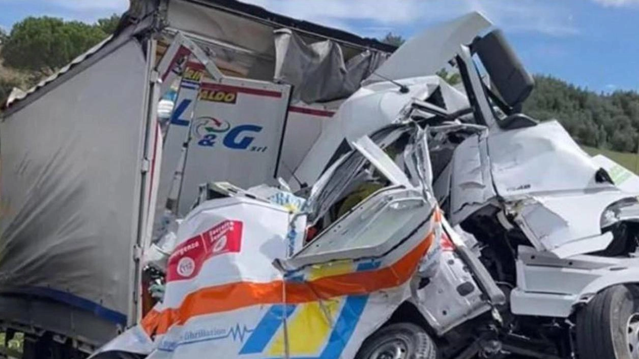 L’ambulanza stritolata dai tir nel tamponamento a catena sul tratto aretino dell’A1 L’ambulanza stritolata dai tir nel tamponamento a catena sul tratto aretino dell’A1