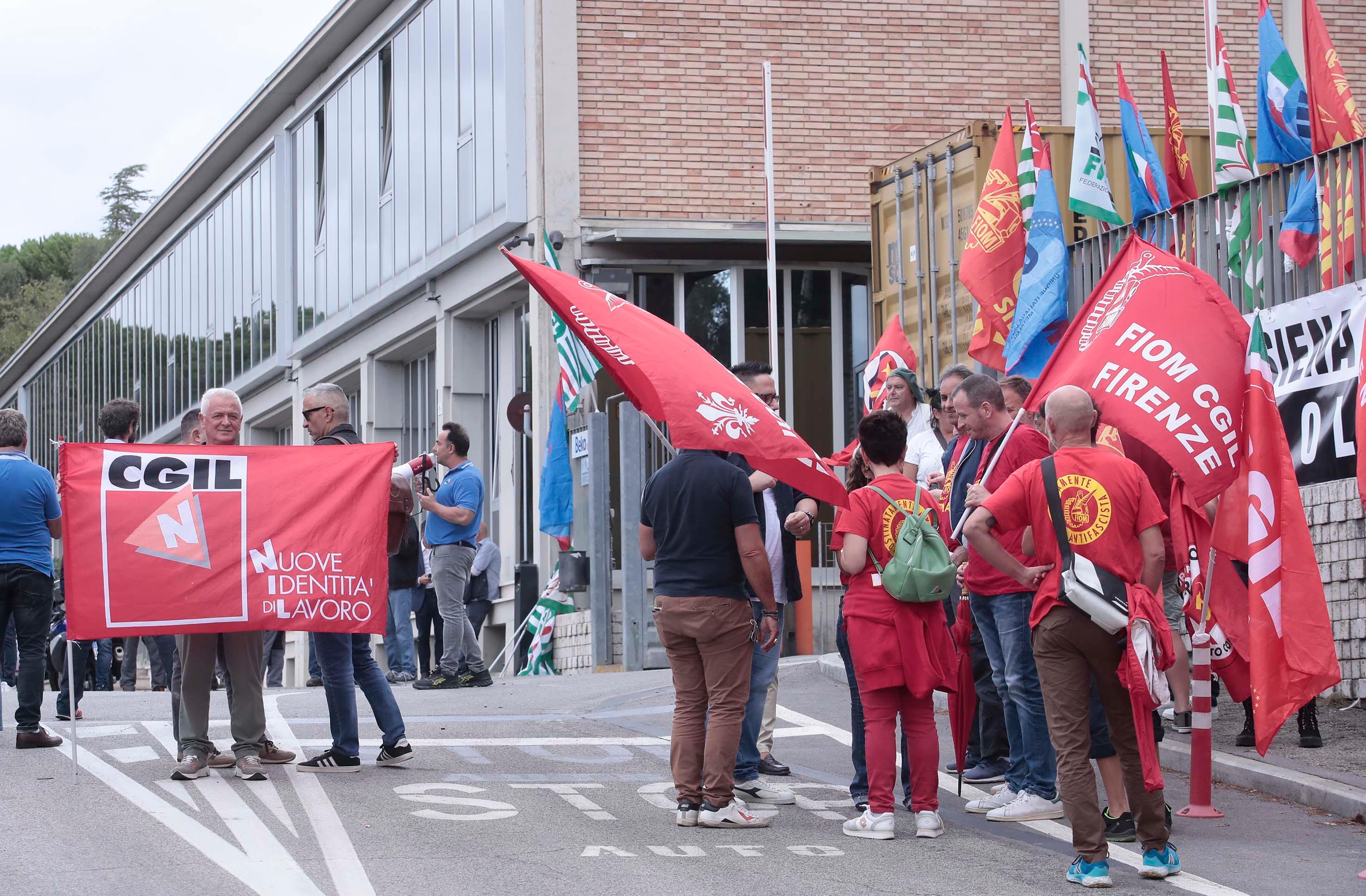 Beko, infortunio sul lavoro. Operaia ferita: è sciopero Beko, infortunio sul lavoro. Operaia ferita: è sciopero