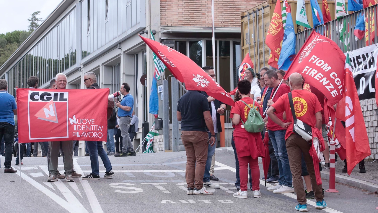 Uno sciopero davanti allo stabilimento Beko a Siena (Foto repertorio Lazzeroni) Uno sciopero davanti allo stabilimento Beko a Siena (Foto repertorio Lazzeroni)