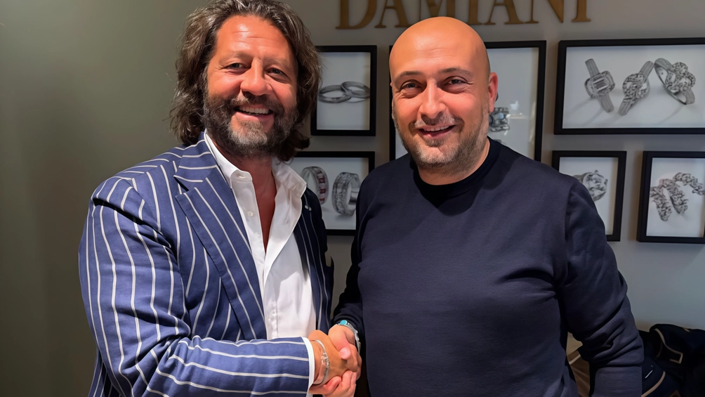 Guido Grassi Damiani e Andrea Parati si stringono la mano. Il top player del lusso sceglie l’azienda aretina Guido Grassi Damiani e Andrea Parati si stringono la mano. Il top player del lusso sceglie l’azienda aretina