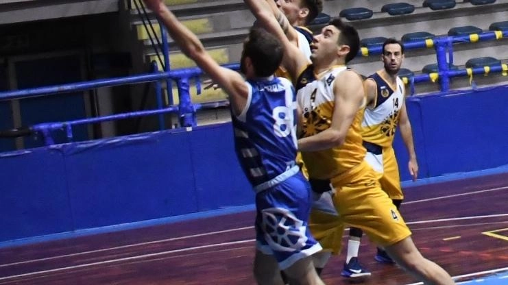 Una partita di basket al palazzetto Una partita di basket al palazzetto