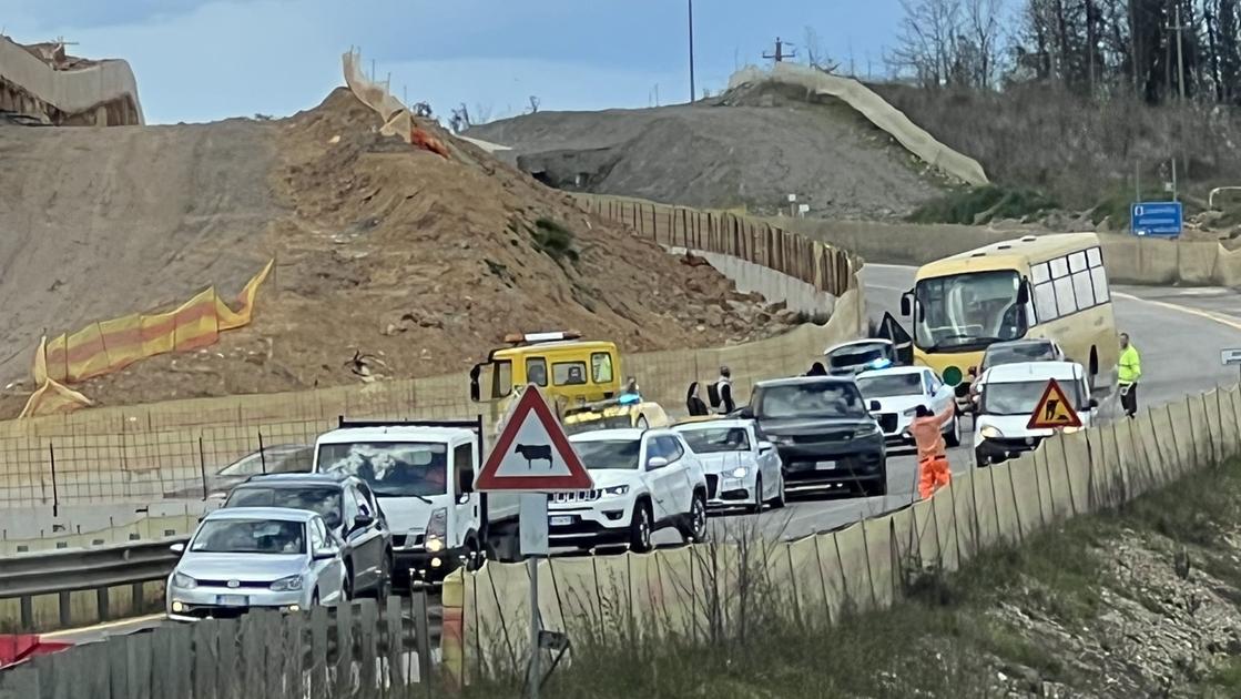 il semaforo della due mari nel mirino   e  pericoloso  incidente   4 auto coinvolte