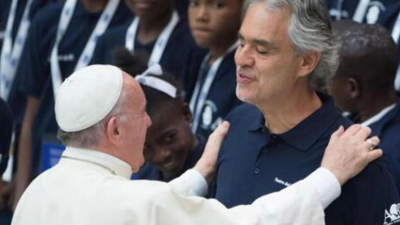 Forte il legame del cantante col Santo Padre, uniti da missioni di beneficenza nel mondo "Aver avuto il privilegio di assistere al suo pontificato è stato un grande onore" .