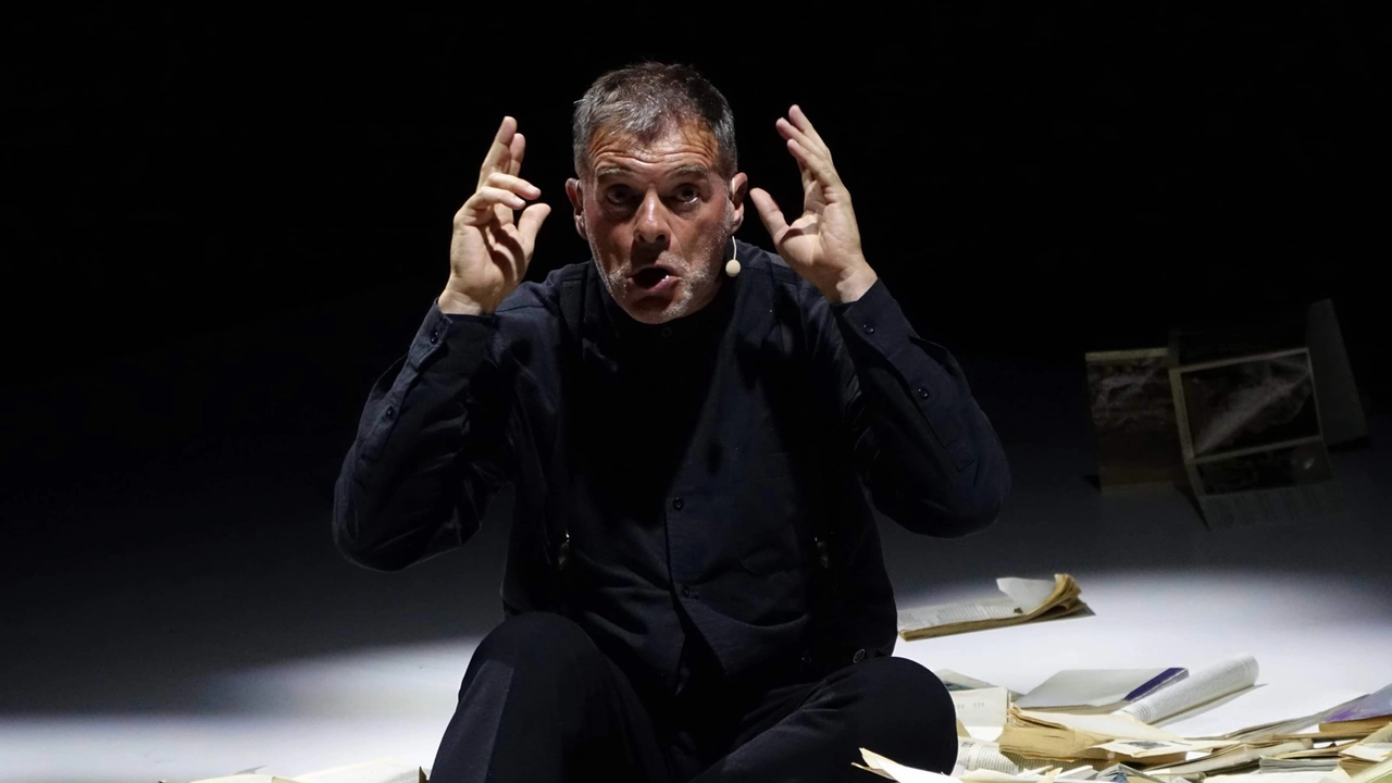 Stefano Massini col suo Meine Kampf al Teatro della Pergola (Foto Tania Bucci/New Press Photo) Stefano Massini col suo Meine Kampf al Teatro della Pergola (Foto Tania Bucci/New Press Photo)