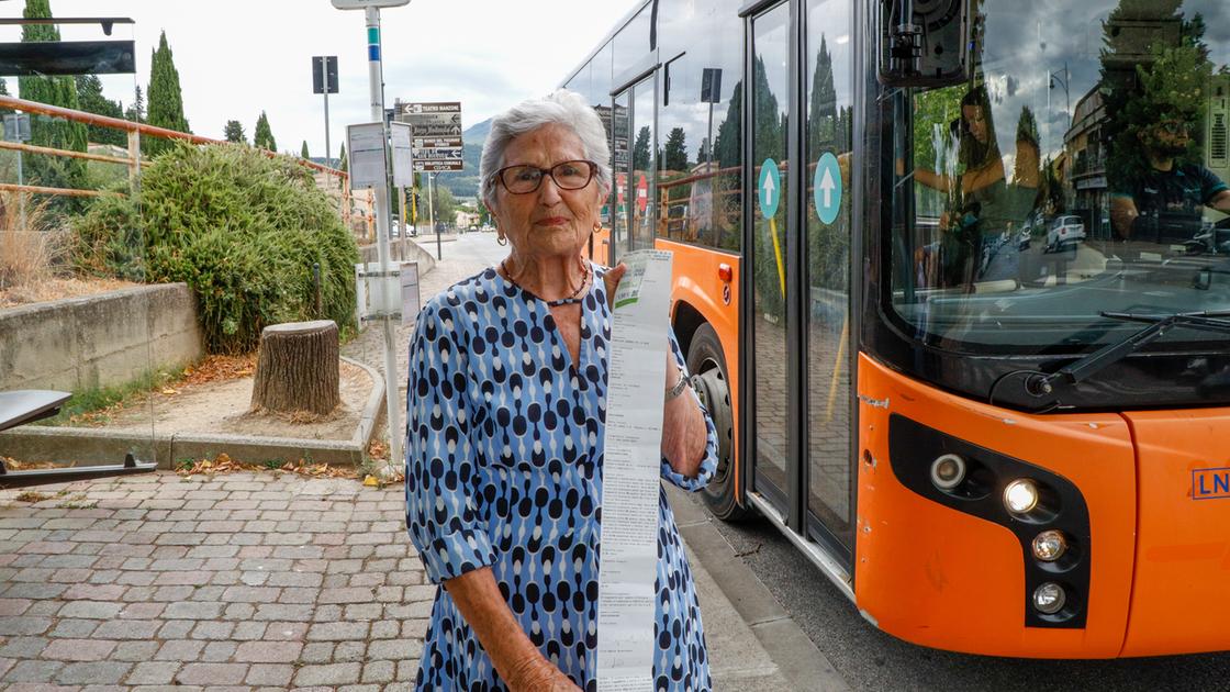 Firenze, multata sull’autobus a 87 anni. Fiori e biglietti omaggio da Autolinee. “Ma ha convalidato tardi il suo ticket” Firenze, multata sull’autobus a 87 anni. Fiori e biglietti omaggio da Autolinee. “Ma ha convalidato tardi il suo ticket”