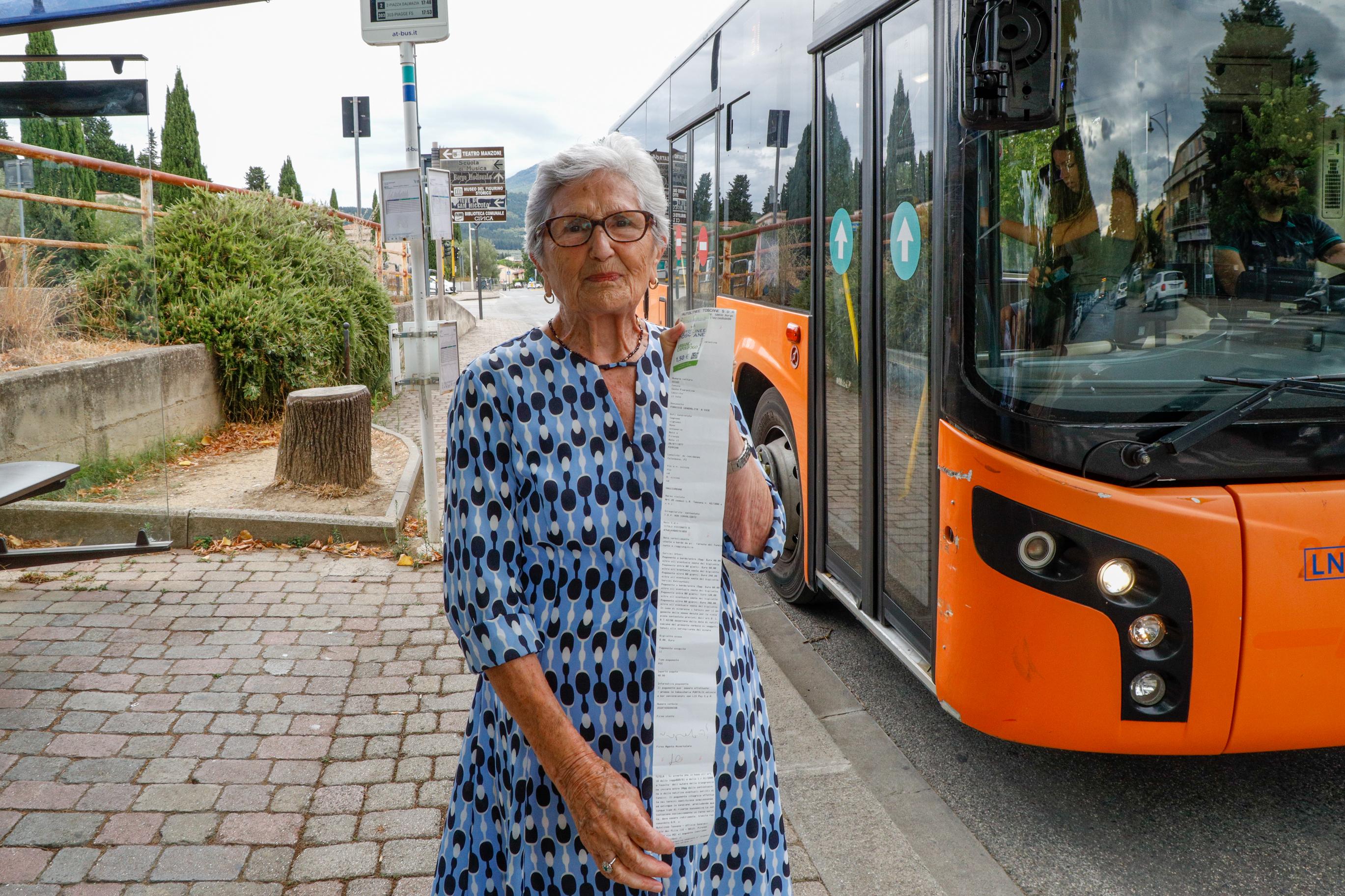 Firenze, multata sull’autobus a 87 anni. Fiori e biglietti omaggio da Autolinee. “Ma ha convalidato tardi il suo ticket”