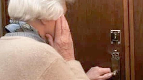 Basta giocare sui sentimenti degli anziani (foto archivio) Basta giocare sui sentimenti degli anziani (foto archivio)