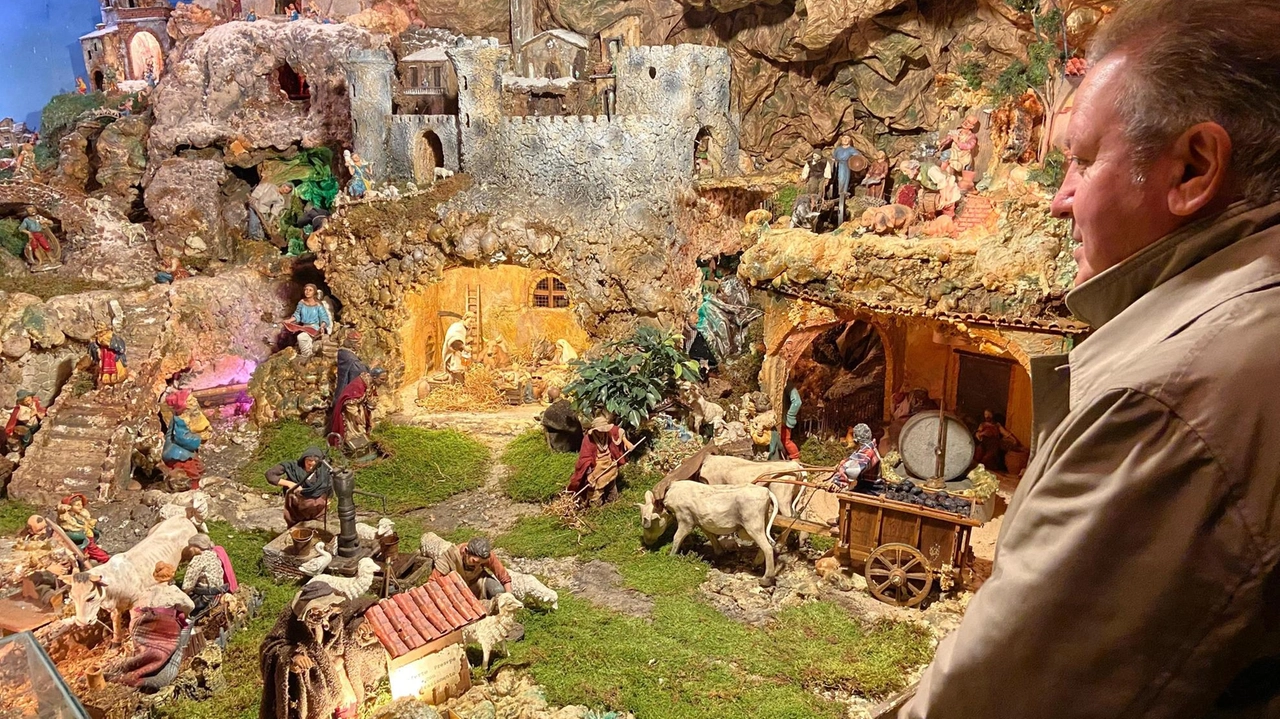 Il bellissimo presepe allestito alla stazione ferroviaria di Siena, con oltre trecento statuine di cui duecento animate Il bellissimo presepe allestito alla stazione ferroviaria di Siena, con oltre trecento statuine di cui duecento animate