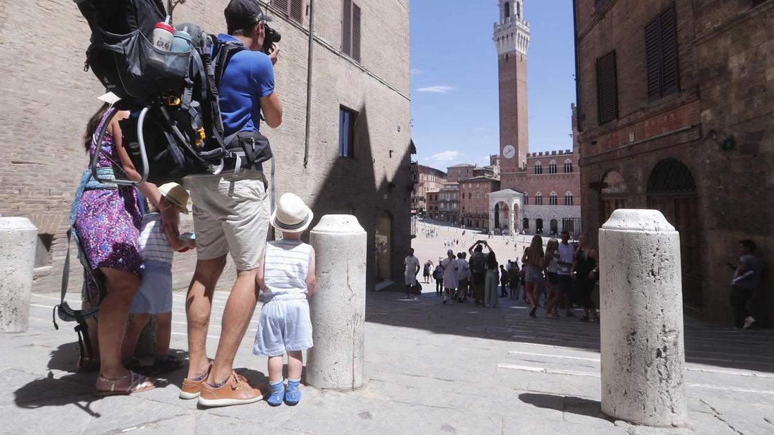 https://www.lanazione.it/image-service/view/acePublic/alias/contentid/MmM1YTdhNTYtNTA0OS00/0/turismo-indice-di-sovraffollamento-livello-alto-per-siena-e-provincia.jpeg?f=16:9&w=1200&h=630