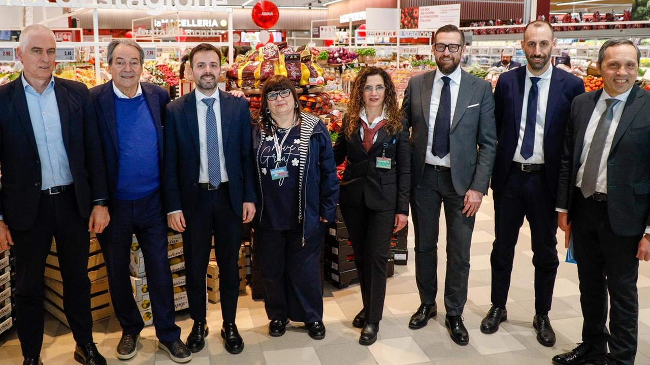 L’inaugurazione del nuovo supermercato Coop con il sindaco di Campi Bisenzio Andrea Tagliaferri insieme ai dirigenti Coop (FotocronacheGermogli)