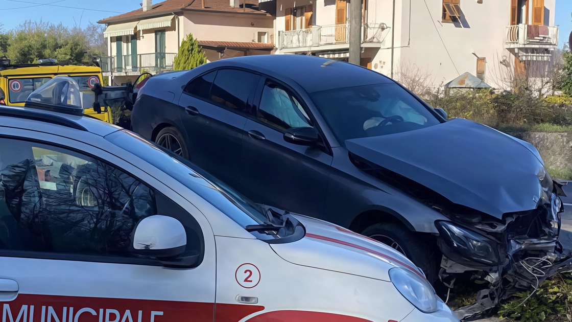 Il conducente della Mercedes è finito con l’auto frontalmente contro un muro, subendo vari traumi. E’ stato portato all’ospedale di Pontremoli Il conducente della Mercedes è finito con l’auto frontalmente contro un muro, subendo vari traumi. E’ stato portato all’ospedale di Pontremoli