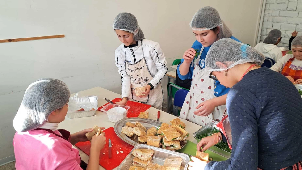 In occasione dell’open day hanno accolto i futuri alunni preparando una merenda.