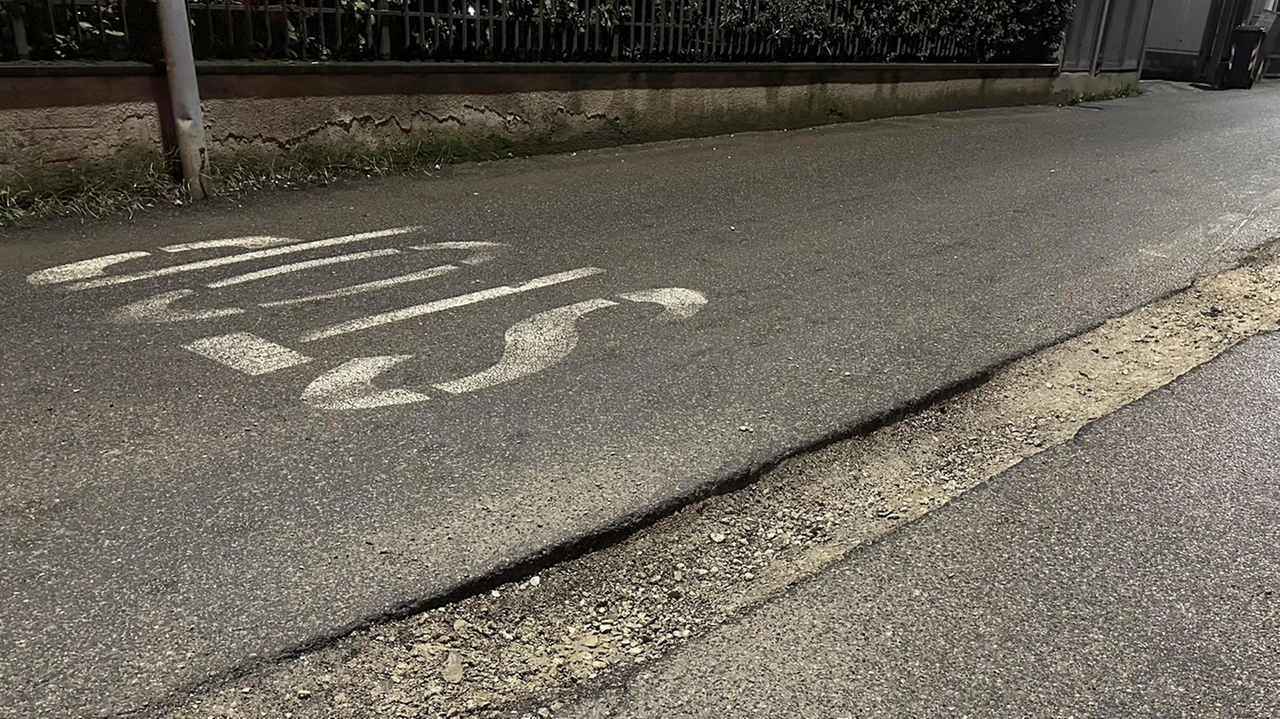 Una delle buche lungo le strade di Città di Castello Una delle buche lungo le strade di Città di Castello