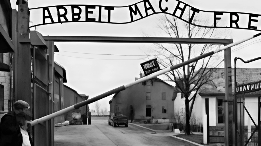 L’ingresso del campo di concentramento di Auschwitz L’ingresso del campo di concentramento di Auschwitz