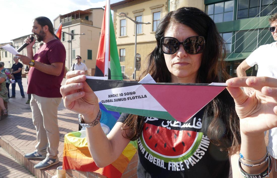 https://www.lanazione.it/image-service/view/acePublic/alias/contentid/MmM2YmEyNWYtY2ZlNi00/0/fermiamo-la-barbarie-mobilitazione-al-serraglio.jpeg?f=1.90:1&w=1200