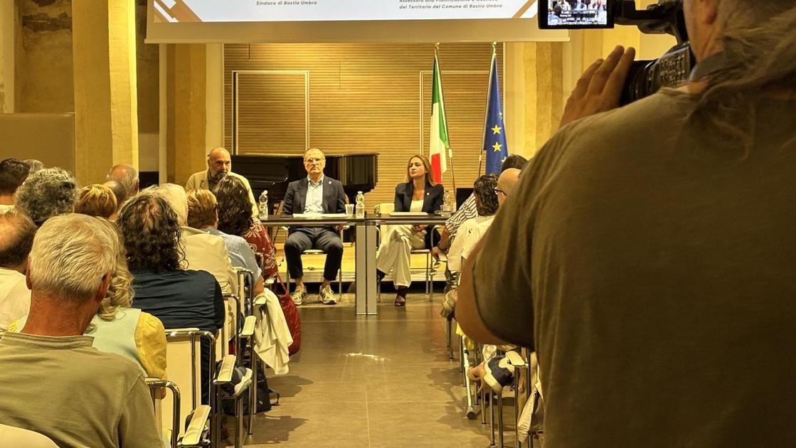 Piazza del Mercato rinasce. Presentato il progetto Piazza del Mercato rinasce. Presentato il progetto