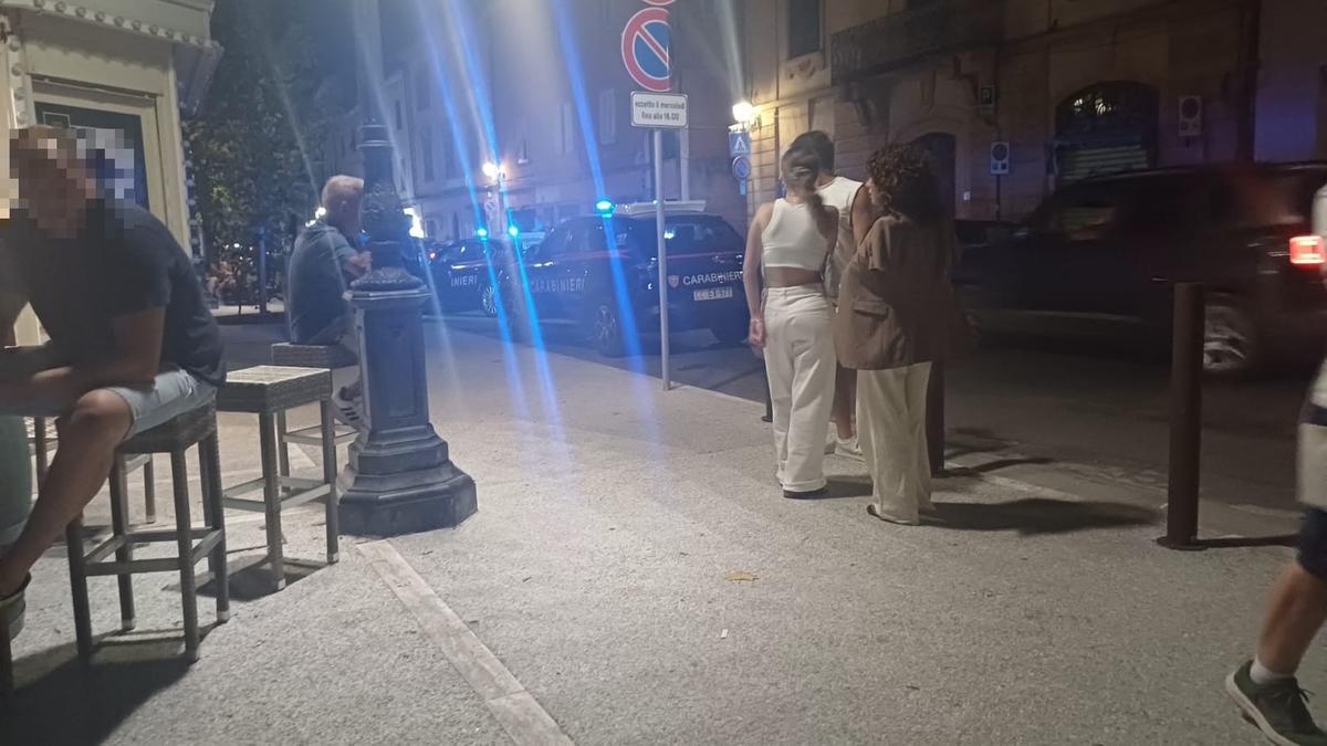 Pestato a sangue, notte di paura. Violenza in piazza a Ponsacco: “Li aveva redarguiti per la velocità”