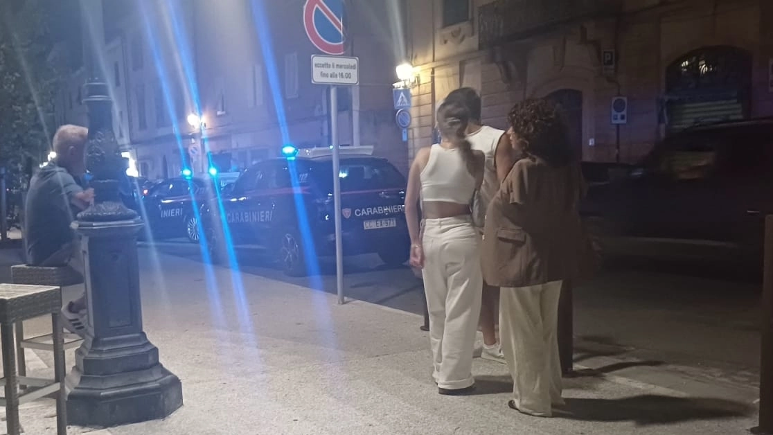 Piazza della Repubblica a Ponsacco dopo l’aggressione e l’arrivo dei carabinieri. Il ferito è stato portato in ospedale di Pontedera Piazza della Repubblica a Ponsacco dopo l’aggressione e l’arrivo dei carabinieri. Il ferito è stato portato in ospedale di Pontedera