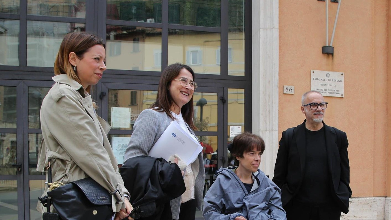 Laura Santi con il marito Stefano Massoli e le legali che l’assistono nella sua battaglia per il fine vita, che lei di recente è riuscita ad ottenere Laura Santi con il marito Stefano Massoli e le legali che l’assistono nella sua battaglia per il fine vita, che lei di recente è riuscita ad ottenere