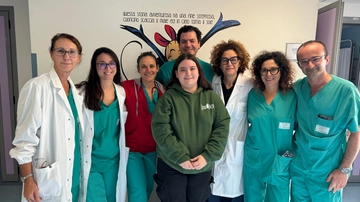 Massa, Aurora torna a vivere grazie a un defibrillatore innovativo: primo impianto in Toscana