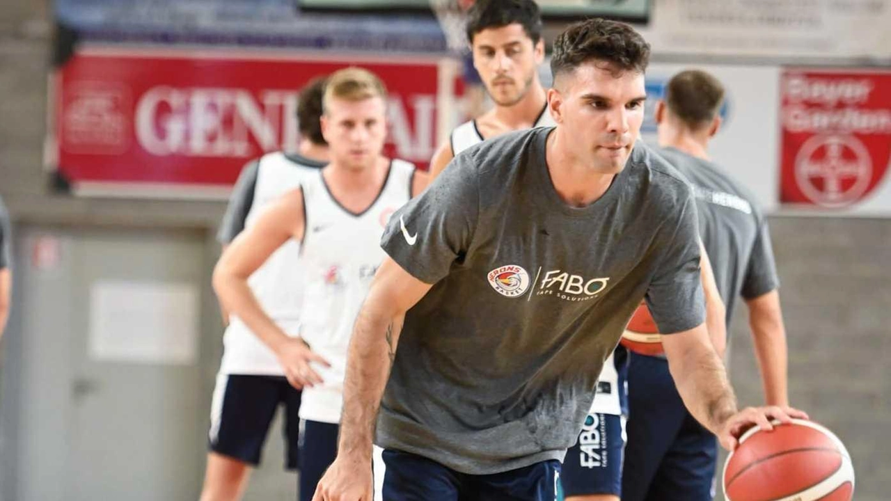 Nicola Mastrangelo è nato a Ferrara il 28 giugno 1998. In estate ha scelto di cambiare sponda del naviglio termale, passando dalla Pallacanestro Montecatini agli Herons Nicola Mastrangelo è nato a Ferrara il 28 giugno 1998. In estate ha scelto di cambiare sponda del naviglio termale, passando dalla Pallacanestro Montecatini agli Herons