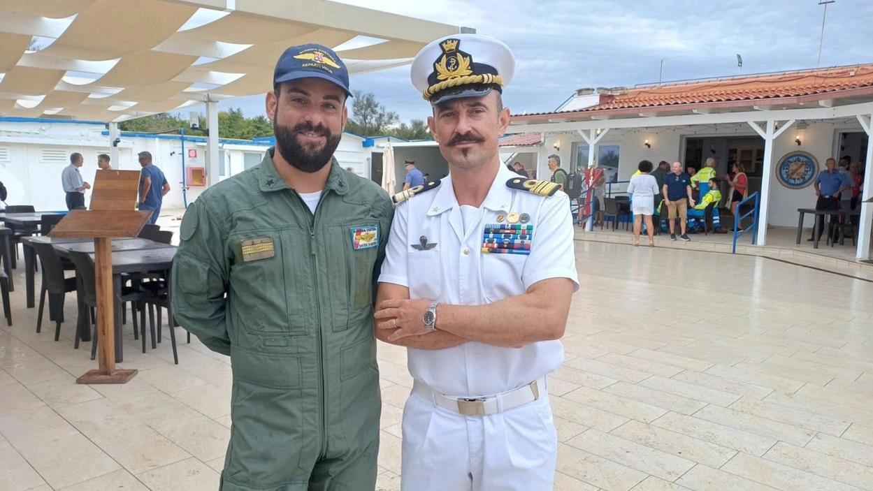 Il capo di 1ª classe Davide Di Martino, nucleo aereo Guardia costiera di Sarzana e il capitano di Fregata, Paolo Pisano