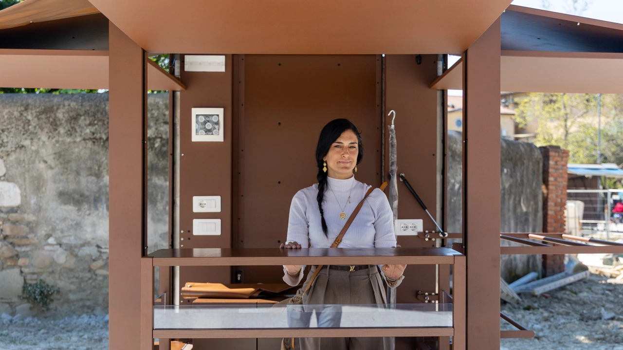 Nuove bancarelle Pnrr, la riqualificazione del mercato turistico tra via Contessa Matilde e Largo Cocco Griffi a Pisa, il 5 aprile 2025  (foto di Enrico Mattia Del Punta)