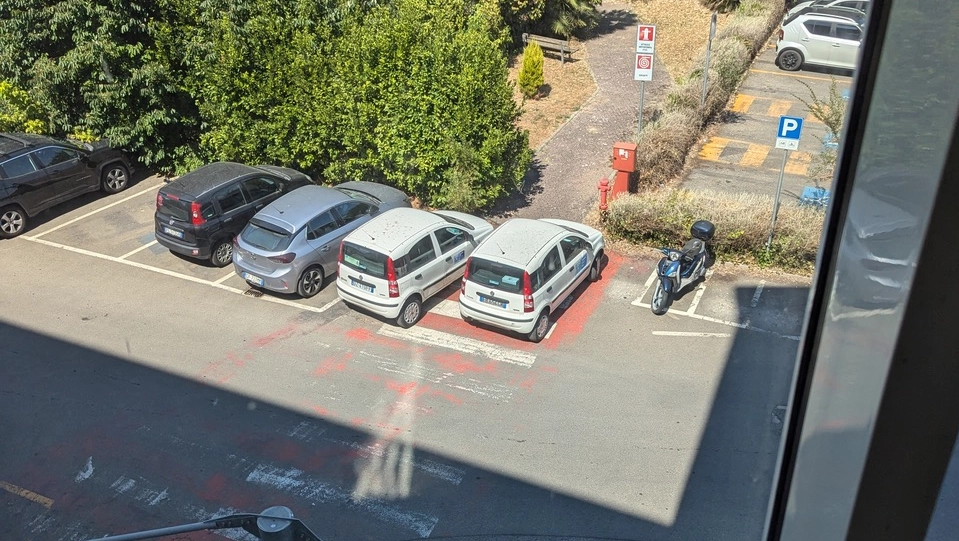 Le auto della Asl parcheggiate sulle strisce pedonali nel poliambulatorio di via Garibaldi Le auto della Asl parcheggiate sulle strisce pedonali nel poliambulatorio di via Garibaldi
