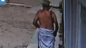 Un italiano di 60 anni è stato denunciato per furto in uno stabilimento balneare a Forte dei Marmi. Rubato borsello con cellulare e contanti a un uomo di 77 anni, ma la polizia ha identificato l'autore grazie alle immagini di videosorveglianza. Sospettato pluripregiudicato residente a Napoli, denunciato e sottoposto a foglio di via obbligatorio. Un italiano di 60 anni è stato denunciato per furto in uno stabilimento balneare a Forte dei Marmi. Rubato borsello con cellulare e contanti a un uomo di 77 anni, ma la polizia ha identificato l'autore grazie alle immagini di videosorveglianza. Sospettato pluripregiudicato residente a Napoli, denunciato e sottoposto a foglio di via obbligatorio.