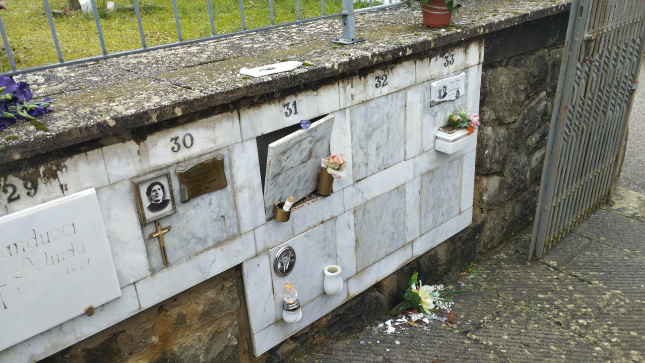 Scempio al cimitero a Le Grazie Scempio al cimitero a Le Grazie