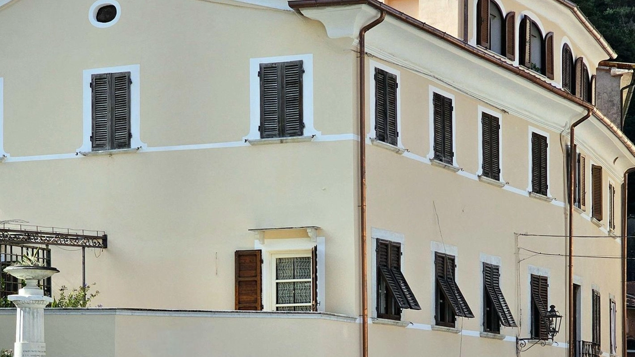 Palazzo Borrini si trova. all’imbocco di via Santissima Annunziata Palazzo Borrini si trova. all’imbocco di via Santissima Annunziata