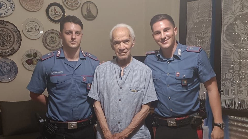 I carabinieri intervenuti per aiutare il 94enne che stava soffrendo per il caldo I carabinieri intervenuti per aiutare il 94enne che stava soffrendo per il caldo