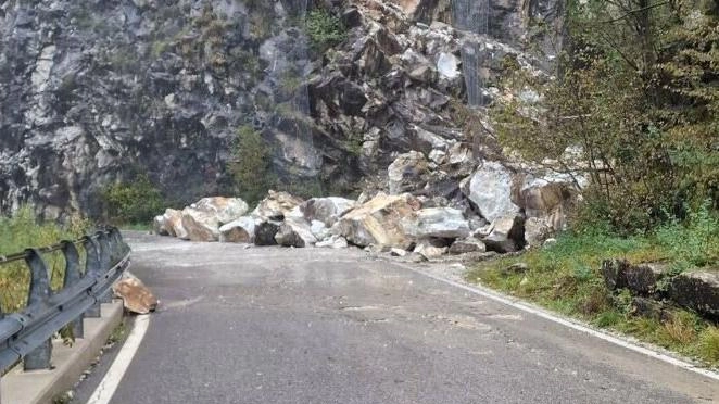 Istituzione del senso unico alternato a vista sulla SP10 «di Arni» in località Pollaccia